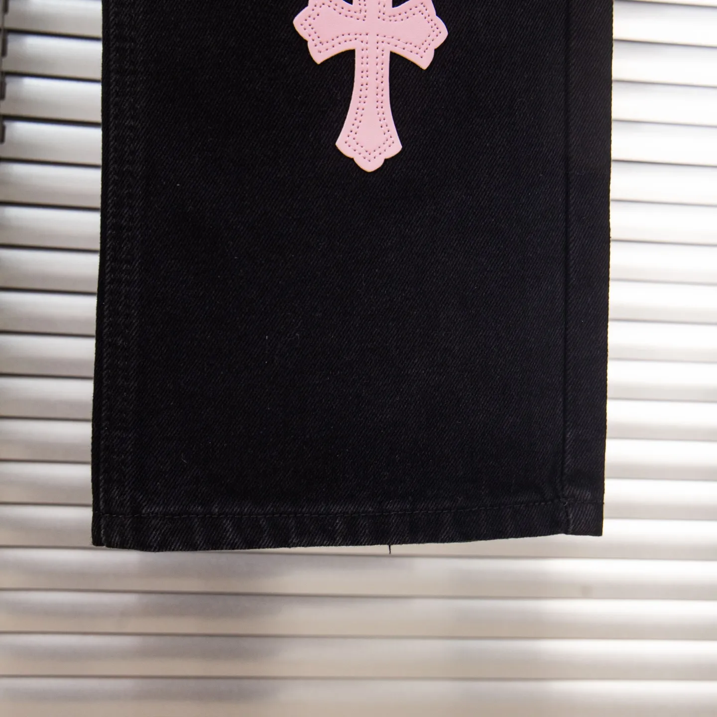 P260 Chrome Hearts Black Pants Sanskrit Black Pink Multi-Leather Jeans CH jeans need to be washed after the finished product is disassembled and then hand-stitched with sheepskin cross leather and then spliced ​​together to complete. The whole piece has too many craftsmanship to explain, patchwork cross flower embellishment, high-waisted washed jeans! ! Absolutely high-end luxury products, god-level single products and super popular products, made with top heavy industry, a must-see magic weapon. Customized hardware. The fabric is thick and soft after washing. It has good breathability. Customized small leather label. Unique design. The details are simple and elegant, and the workmanship is exquisite. The entire trousers are neatly routed and the details are in place! It’s so cool that both men and women can easily control the genderless trend! Style number: 1871# Color: black Size: 28 30 32 34